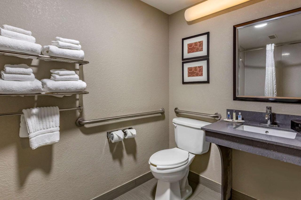 คอมฟอร์ต สวีท ไพน์วิลล์ - บาลันไทน์ แอเรีย Hotel ภายนอก รูปภาพ