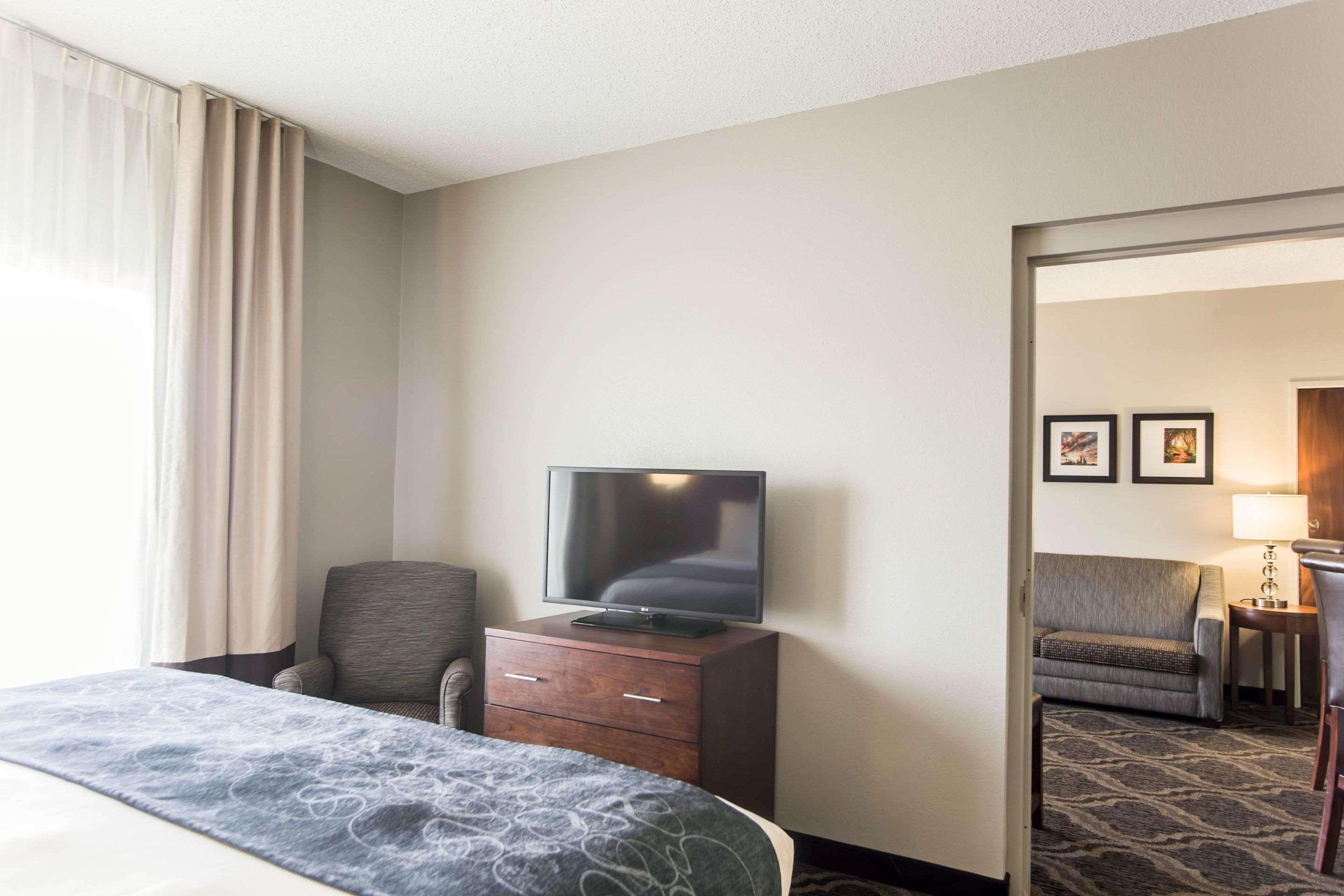 คอมฟอร์ต สวีท ไพน์วิลล์ - บาลันไทน์ แอเรีย Hotel ภายนอก รูปภาพ